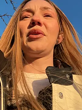 MilaMoone live sex cam