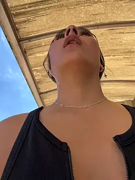 Cami_Leon2's cam snapshot