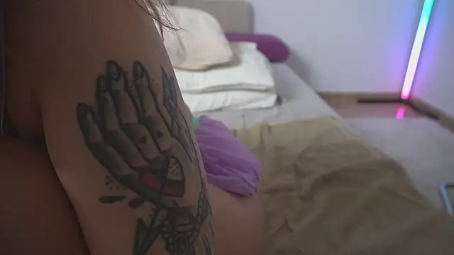 new_dee's cam snapshot