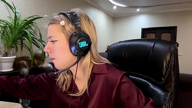 LadyFoxLove's cam snapshot