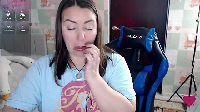 Korolek12 live sex cam