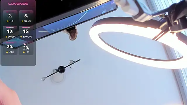 LIZ_HOLMES's cam snapshot