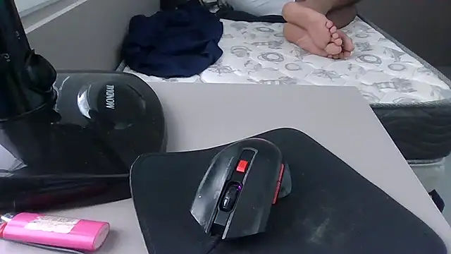 JUNINHOLEKEJR live sex cam