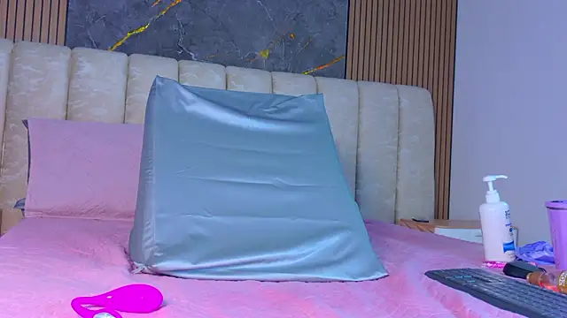 mia_scot's cam snapshot