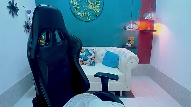 amara_brunette's cam snapshot