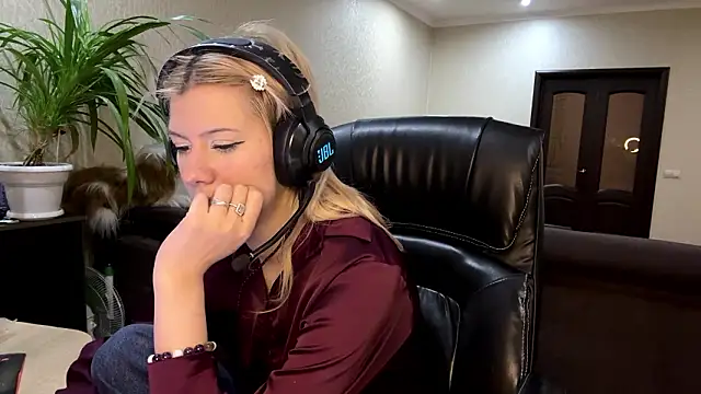 LadyFoxLove's cam snapshot