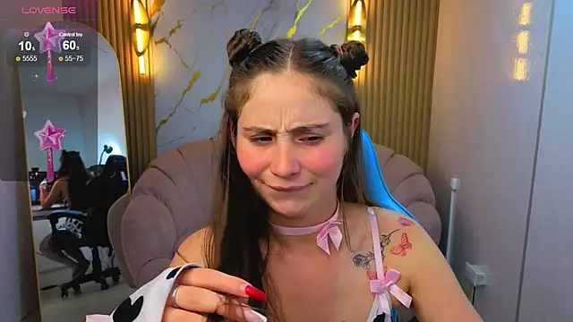 Ariana18_b's cam snapshot