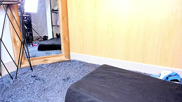 RoyalDesire_'s cam snapshot