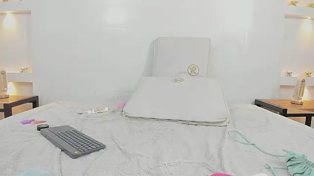 ikia_lopez_'s cam snapshot