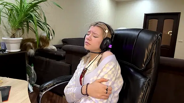 LadyFoxLove's cam snapshot