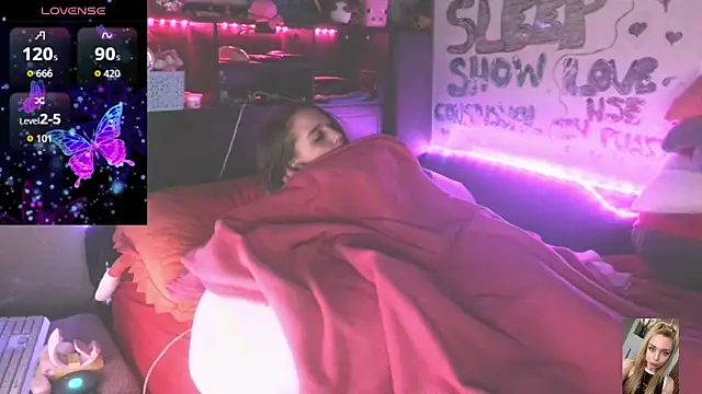 Blondiewithanass live sex cam