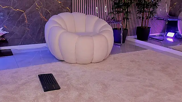 KimP0ssible's cam snapshot