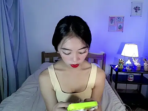 lovely_kiannaHugecock's cam snapshot