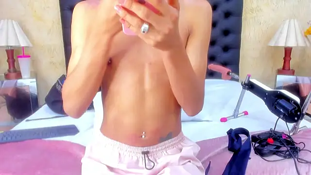 NahomiWhitel live sex cam