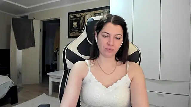 EmiLovsi's cam snapshot