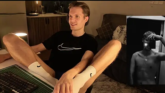 Leonnextdoor live sex cam