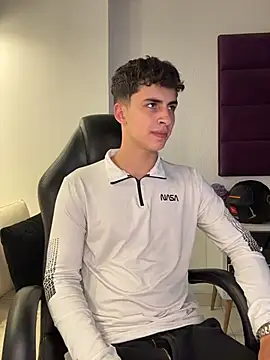 AdrianRinaldi live sex cam