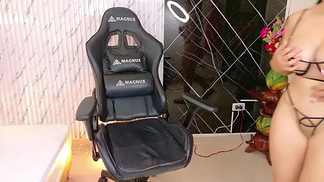 lararoberts_'s cam snapshot