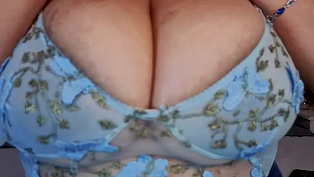 MollyBigBoobs12's cam snapshot