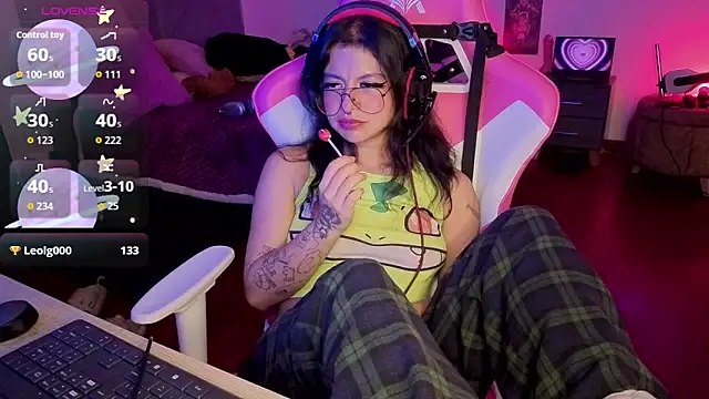 larah_uwu's cam snapshot