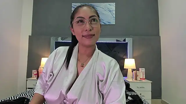 Lauralove_69's cam snapshot