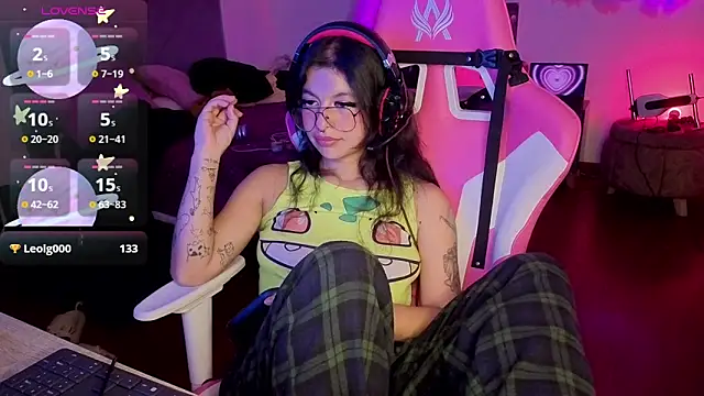 larah_uwu's cam snapshot