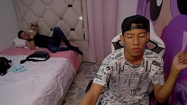 The_twinks_'s cam snapshot