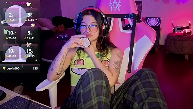 larah_uwu's cam snapshot