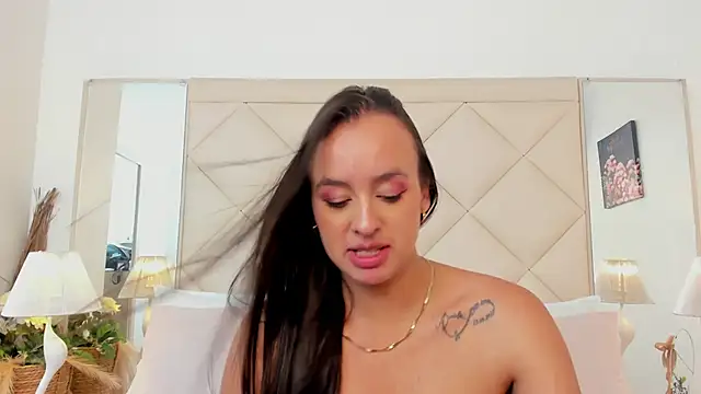 LuciaBenett_'s cam snapshot