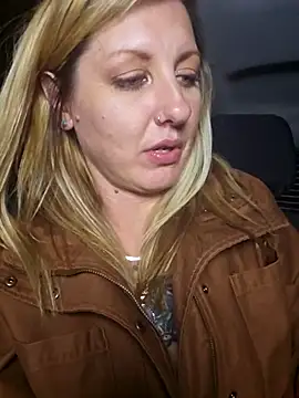 SheIsSomething live sex cam