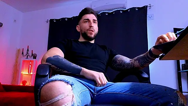 MightyAaron66 live sex cam