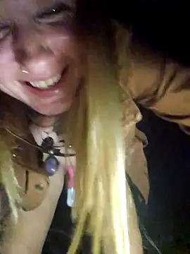 SheIsSomething live sex cam