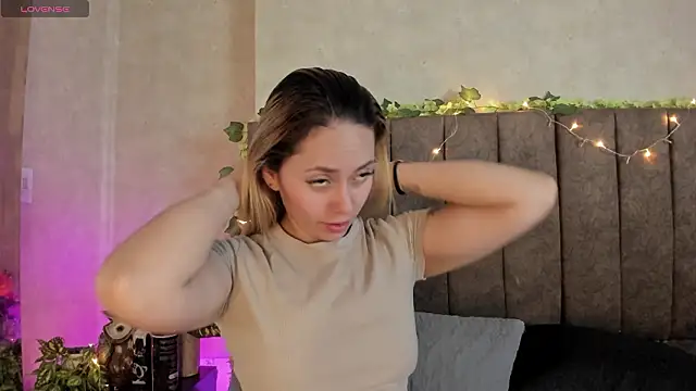 LanaMills_'s cam snapshot