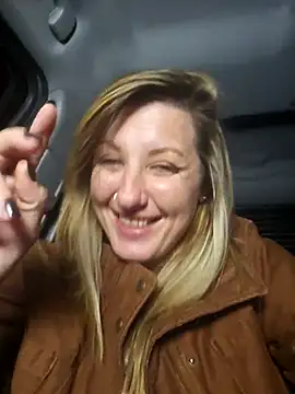 SheIsSomething live sex cam