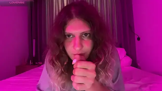 AlicePinkhead live sex cam