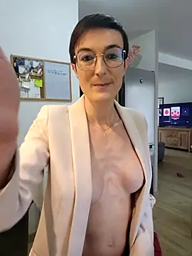 LaureLiveXX's cam snapshot