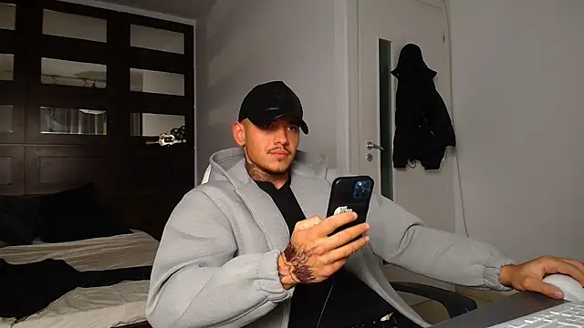 ElijahThorne live sex cam