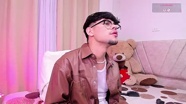 isaac_saenzs's cam snapshot