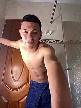 Liamsubtle01 live sex cam