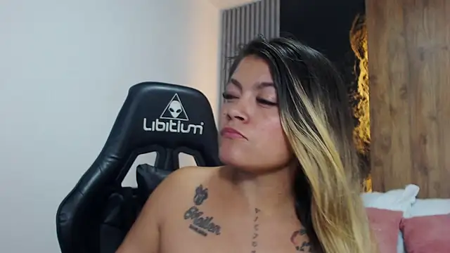 yesenia_villan's cam snapshot