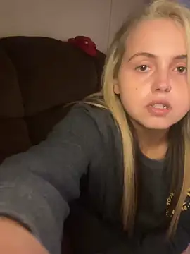 JuicyExxxperience's cam snapshot