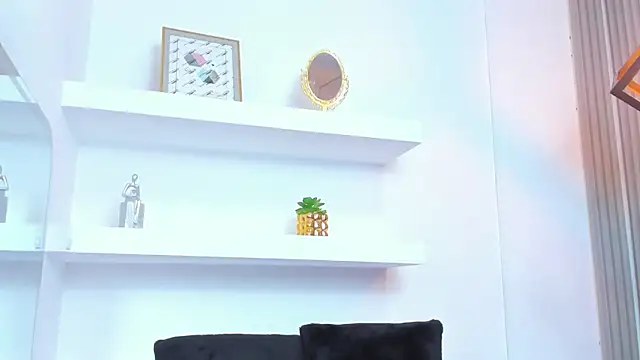 IsabellaMonet live sex cam