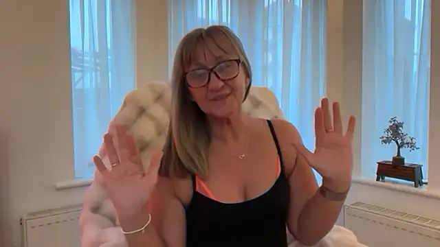 LILY-UK-MILF's cam snapshot