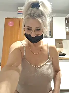 Sweety_blonda007's cam snapshot