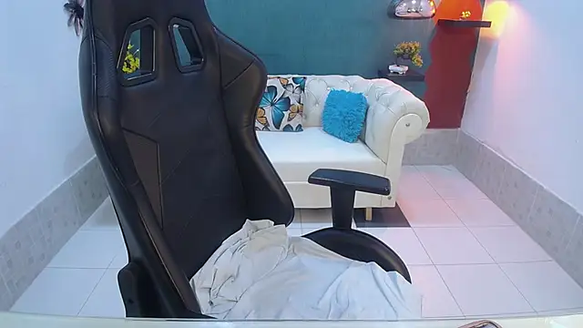 amara_brunette's cam snapshot