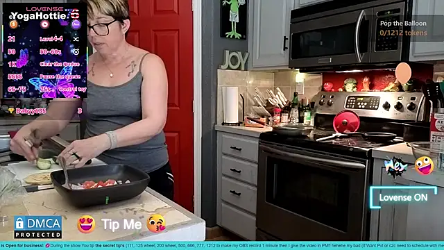 YogaHottie76's cam snapshot