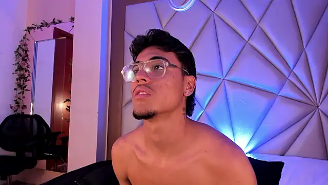 alexandro_castillo's cam snapshot