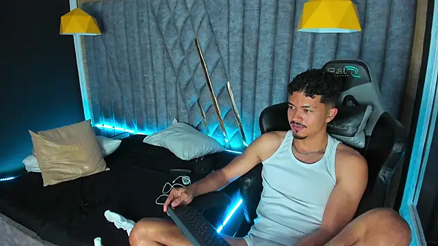 NicolaiKarav live sex cam