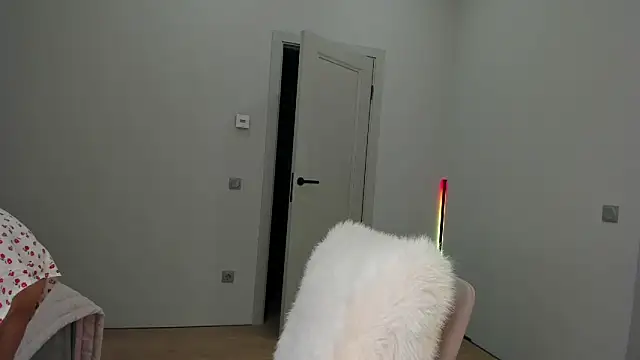 _cometoseeme_'s cam snapshot