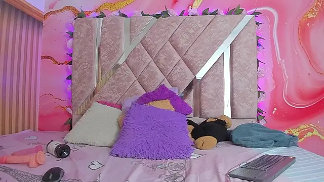 emily_velvet__'s cam snapshot